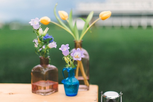 Colorful and creative wedding styled shoot at Upper Shirley Vineyards in Virginia with eclectic and vintage furniture rentals by Paisley and Jade 