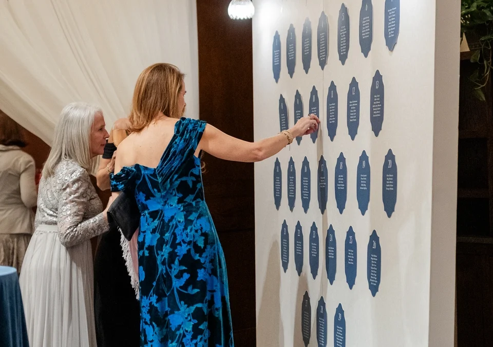 From First Impression to Center Stage: Escort Display Walls & Stage Backdrops